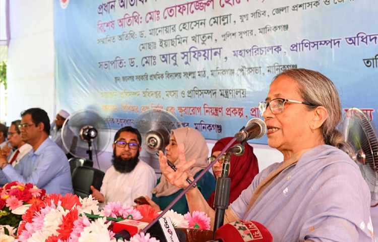 মানিকগঞ্জ পৌরসভার জয়নগর সরকারি প্রাথমিক বিদ্যালয় সংলগ্ন মাঠে নির্বাচিত চারটি জেলায় গবাদিপশুর ক্ষুরারোগের টিকা প্রদান কার্যক্রমের উদ্বোধন অনুষ্ঠানে প্রধান অতিথির বক্তৃতা করেন মৎস্য ও প্রাণিসম্পদ উপদেষ্টা ফরিদা আখতার। ছবি: পিআইডি