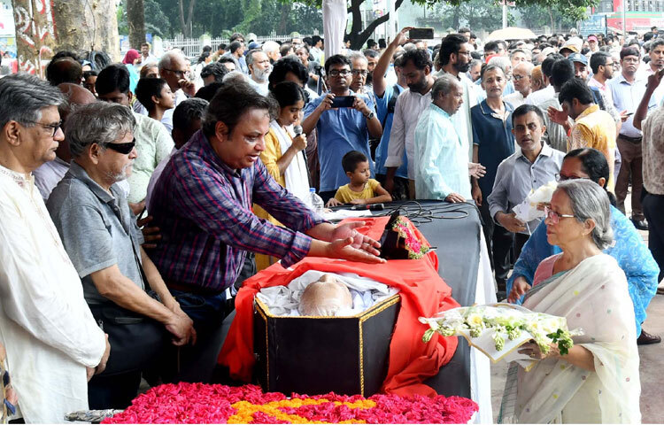ঢাকায় জাতীয় শহীদ মিনারে বিশিষ্ট লেখক ও গবেষক বদরুদ্দীন উমরের মৃতদেহে শেষ শ্রদ্ধা জানান মৎস্য ও প্রাণিসম্পদ উপদেষ্টা ফরিদা আখতার। ছবি: পিআইডি
