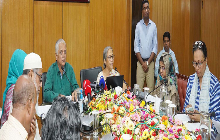 ঢাকায় মন্ত্রণালয়ের সভাকক্ষে ইলিশের প্রধান প্রজনন মৌসুমে মা ইলিশ সংরক্ষণ অভিযান ২০২৫ এবং সারা দেশে ইলিশের প্রাপ্যতা, মূল্য ও সার্বিক পরিস্থিতি নিয়ে সাংবাদিকদের ব্রিফ করেন মৎস্য ও প্রাণিসম্পদ উপদেষ্টা ফরিদা আখতার। ছবি: পিআইডি