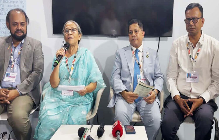 ব্রাজিলের বেলেমে বাংলাদেশ সময় রোববার জাতিসংঘ জলবায়ু সম্মেলন কপ৩০-এর ব্লু জোনে বাংলাদেশ প্যাভিলিয়নে সংবাদ সম্মেলনে বক্তৃতা করেন মৎস্য ও প্রাণিসম্পদ উপদেষ্টা ফরিদা আখতার। ছবি: পিআইডি