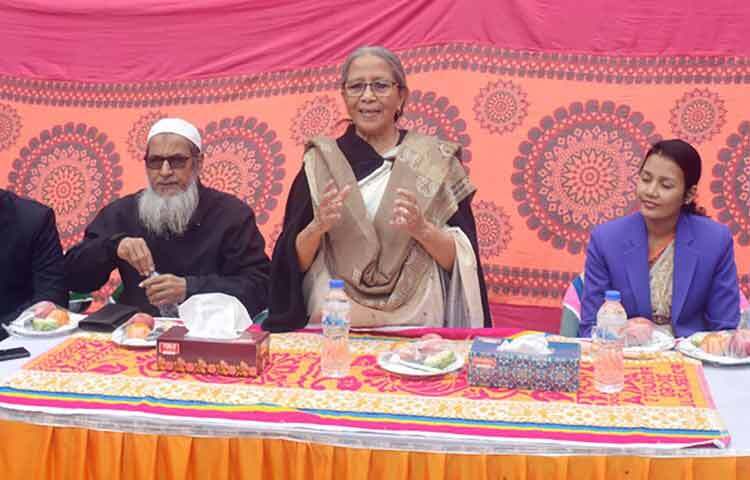 খুলনার ডুমুরিয়ায় গুটুদিয়ার বড়ডাঙ্গায় সংরক্ষিত চিংড়ি চাষ এলাকা পরিদর্শন শেষে চিংড়ি চাষে সম্পৃক্ত চাষিদের সঙ্গে মতবিনিময় সভায় প্রধান অতিথির বক্তৃতা করেন মৎস্য ও প্রাণিসম্পদ উপদেষ্টা ফরিদা আখতার। ছবি: পিআইডি