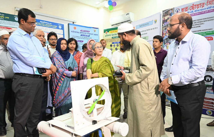 বাংলাদেশ ভেটেরিনারি কাউন্সিলের সম্মেলন কক্ষে মৎস্য ও প্রাণিসম্পদ মন্ত্রণালয় আয়োজিত ইনোভেশন শোকেসিং ঘুরে দেখেন মৎস্য ও প্রাণিসম্পদ উপদেষ্টা ফরিদা আখতার। ছবি: পিআইডি