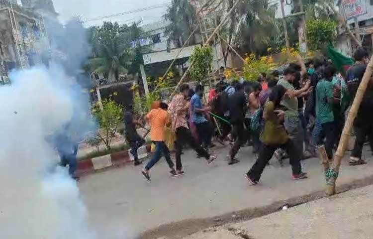 ফরিদপুরে পূর্বঘোষিত ছাত্র আন্দোলনের বিক্ষোভকারীদের সঙ্গে পুলিশের সংঘর্ষের ঘটনা ঘটেছে। এ ঘটনায় সাংবাদিক, পুলিশ ও আন্দোলনকারীসহ অন্তত ২০ জন আহত হয়েছেন। ছবি: এন কে বি নয়ন