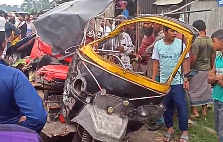 ঢাকা-বরিশাল মহাসড়কের ফরিদপুরের ভাঙ্গায় মাহেন্দ্র-বাস মুখোমুখি সংঘর্ষে পাঁচজন নিহত হয়েছেন। এতে আরও পাঁচজন আহত হয়েছেন। ছবি: এন কে বি নয়ন