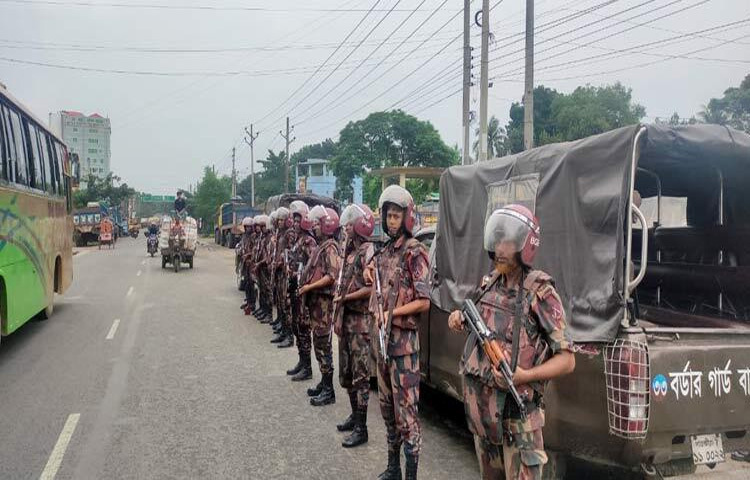 ফরিদপুরে জাতীয় নাগরিক পার্টির (এনসিপির) পদযাত্রাকে কেন্দ্র করে যে কোনো সহিংসতা এড়াতে দুই প্লাটুন বিজিবি মোতায়েন করা হয়েছে। ছবি: তৌহিদুজ্জামান তন্ময়