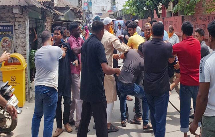 ফরিদপুরের আলফাডাঙ্গায় তুচ্ছ ঘটনাকে কেন্দ্র করে মারামারিতে জড়িয়েছেন যুবদল ও স্বেচ্ছাসেবক দলের নেতাকর্মীরা। ছবি: এন কে বি নয়ন