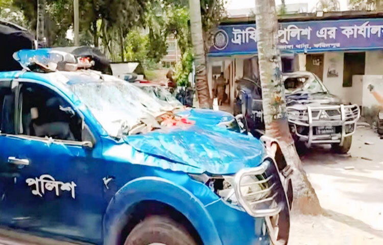 ফরিদপুরের ভাঙ্গায় আসন পুনর্বিন্যাসকে কেন্দ্র করে উপজেলার বিভিন্ন দপ্তর, নির্বাচন কার্যালয় ও থানায় ভাঙচুর-অগ্নিসংযোগ করেছেন বিক্ষোভকারীরা। এসময় উপজেলা পরিষদের বিভিন্ন দপ্তর ও থানা পুলিশের বেশ কয়েকটি গাড়ি, অ্যাম্বুলেন্স, মোটরসাইকেল ভাঙচুর ও অগ্নিসংযোগ করা হয়। সব মিলিয়ে উত্তাল রয়েছে ভাঙ্গা। ছবি: এন কে বি নয়ন