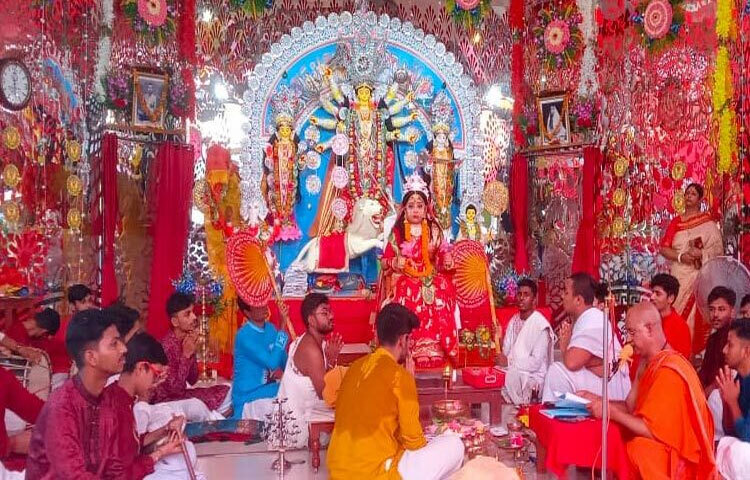 ফরিদপুর শহরের রামকৃষ্ণ মিশন আশ্রমে সনাতন ধর্মাবলম্বীদের শারদীয় দুর্গাপূজার কুমারী পূজা অনুষ্ঠিত হয়েছে। এছাড়া জেলার নয়টি উপজেলার ৭৫৮টি মণ্ডপে মহাঅষ্টমী পূজা অনুষ্ঠিত হয়েছে। বিভিন্ন মণ্ডপে উপোস থেকে ভক্তরা দেবী দুর্গার চরণে পুষ্পাঞ্জলি অর্পণ করে। ছবি: এন কে বি নয়ন