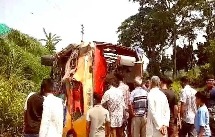 ফরিদপুরের ভাঙ্গায় যাত্রীবাহী বাস ও পিকআপ ভ্যানের মুখোমুখি সংঘর্ষে এক ব্যক্তি নিহত হয়েছেন। এই ঘটনায় আহত হয়েছেন আরও অন্তত ২৫ জন যাত্রী।