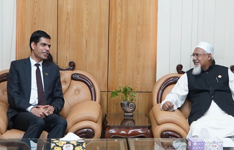 বাংলাদেশে নিযুক্ত নেপালের রাষ্ট্রদূত ঘনশ্যাম ভাণ্ডারী আজ ধর্মমন্ত্রী মো. ফরিদুল হক খানের সঙ্গে সাক্ষাৎ করেন। ছবি: পিআইডি