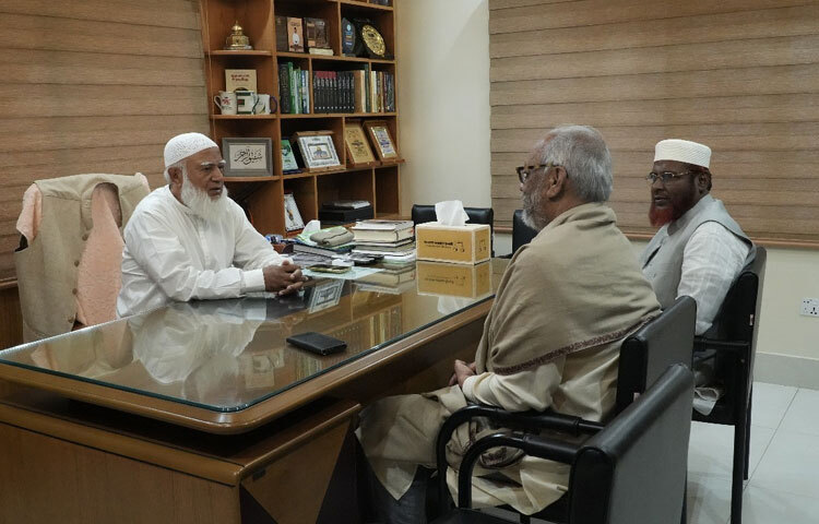 বাংলাদেশ জামায়াতে ইসলামীর আমির ডা. শফিকুর রহমানের সঙ্গে সাক্ষাৎ করেছেন বিএনপির সাবেক এমপি ও বীর মুক্তিযোদ্ধা মেজর (অব.) আক্তারুজ্জামান। ছবি: ফেসবুক পেইজ থেকে