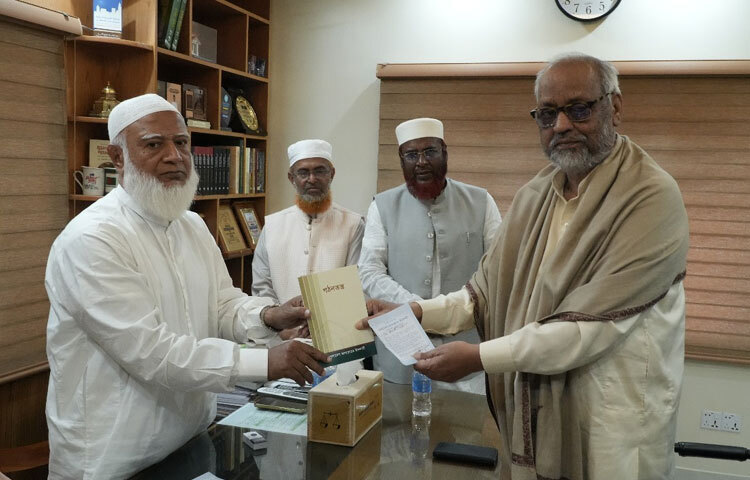 বিজ্ঞপ্তিতে আরও বলা হয়, সাক্ষাৎকালে জামায়াত আমিরের উপস্থিতিতে মেজর (অব.) আক্তারুজ্জামান জামায়াতের নীতি ও আদর্শ, দেশপ্রেম এবং দেশের স্বাধীনতা ও সার্বভৌমত্ব রক্ষায় দলটির অবিচল অবস্থানের প্রতি গভীর আস্থা ও সন্তোষ প্রকাশ করেন। তিনি ইসলাম ও ইসলামী মূল্যবোধ, দেশের স্বার্থ এবং স্বাধীনতা-সার্বভৌমত্ব রক্ষায় অবশিষ্ট জীবন অতিবাহিত করার দৃঢ় প্রত্যয় ব্যক্ত করেন। পাশাপাশি বাংলাদেশ জামায়াতে ইসলামীর নিয়ম-নীতি, আদর্শ, দলীয় শৃঙ্খলা ও আনুগত্যের প্রতি সর্বদা অনুগত থাকার অঙ্গীকার করেন।