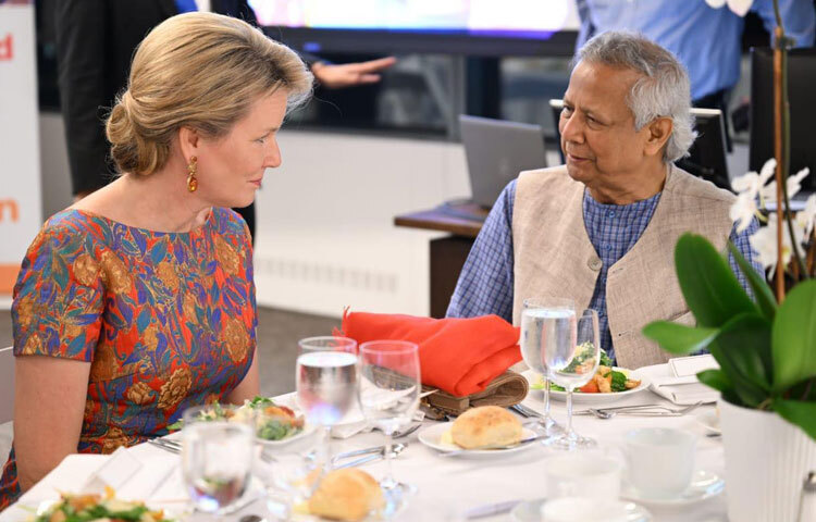 নিউইয়র্কে জাতিসংঘ সদর দপ্তরে এক অনুষ্ঠানের ফাকে প্রাক্তন ব্রিটিশ প্রধানমন্ত্রী গর্ডন ব্রাউন প্রধান উপদেষ্টা অধ্যাপক মুহাম্মদ ইউনূসের সঙ্গে দেখা করেন।