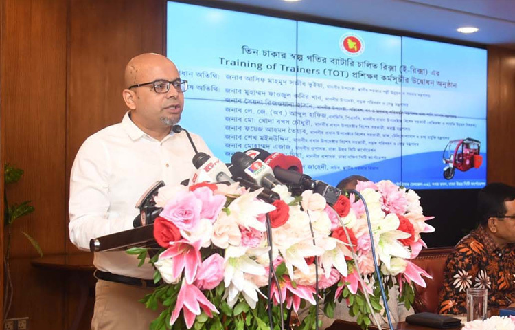 গুলশানে ঢাকা উত্তর সিটি করপোরেশনের নগর ভবনে তিন চাকার স্বল্প গতির ব্যাটারিচালিত রিক্সা (ই-রিক্সা) প্রশিক্ষণ কর্মসূচির উদ্বোধন অনুষ্ঠানে বিশেষ অতিথির বক্তৃতা করেন ডাক, টেলিযোগাযোগ ও তথ্যপ্রযুক্তি মন্ত্রণালয়ের দায়িত্বপ্রাপ্ত প্রধান উপদেষ্টার বিশেষ সহকারী ফয়েজ আহমদ তৈয়্যব। ছবি: পিআইডি