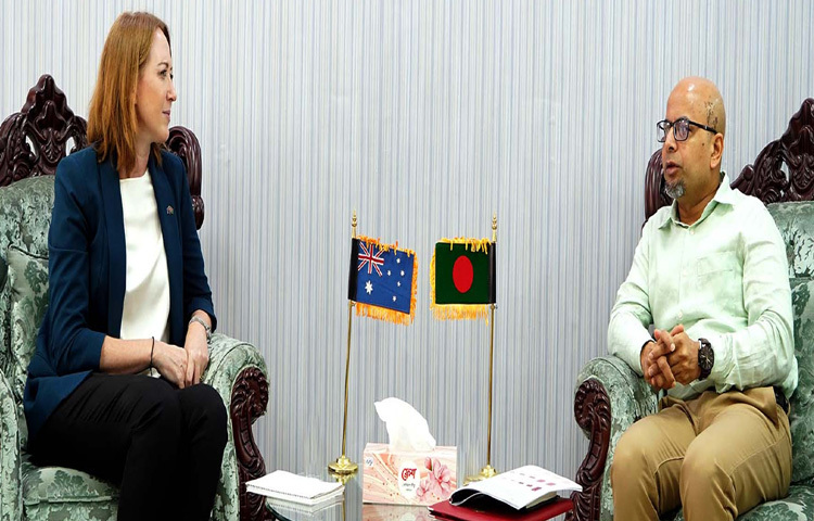 ডাক, টেলিযোগাযোগ ও তথ্যপ্রযুক্তি মন্ত্রণালয়ের দায়িত্বপ্রাপ্ত প্রধান উপদেষ্টার বিশেষ সহকারী ফয়েজ আহমদ তৈয়্যবের সঙ্গে ঢাকায় আগারগাঁওয়ে ডাক ভবনে সাক্ষাৎ করেন বাংলাদেশে নিযুক্ত অস্ট্রেলিয়ার হাইকমিশনার সুজান রাইল। ছবি: পিআইডি