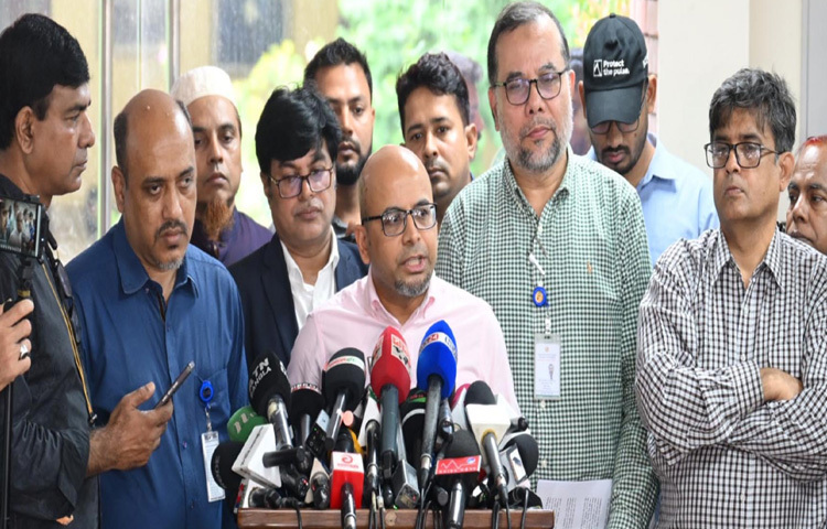 ঢাকায় ফরেন সার্ভিস একাডেমিতে সাম্প্রতিক বিষয়ে সাংবাদিকদের ব্রিফ করেন ডাক, টেলিযোগাযোগ ও তথ্যপ্রযুক্তি মন্ত্রণালয়ের দায়িত্বপ্রাপ্ত প্রধান উপদেষ্টার বিশেষ সহকারী ফয়েজ আহমদ তৈয়্যব। এসময় প্রধান উপদেষ্টার প্রেস সচিব মোহাম্মদ শফিকুল আলম উপস্থিত ছিলেন। ছবি: পিআইডি