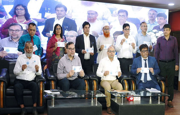 ডাক, টেলিযোগাযোগ ও তথ্য প্রযুক্তি মন্ত্রণালয়ের দায়িত্বপ্রাপ্ত প্রধান উপদেষ্টার বিশেষ সহকারী ফয়েজ আহমদ তৈয়্যব ঢাকায় আগারগাঁওয়ে বিশ্ব ডাক দিবস ২০২৫-এর উদ্বোধন অনুষ্ঠানে স্মারক ডাকটিকিট উন্মোচন করেন। ছবি: পিআইডি