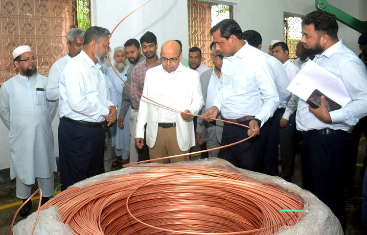 খুলনায় বাংলাদেশ ক্যাবল শিল্প লিমিটেড পরিদর্শন করেন ডাক, টেলিযোগাযোগ ও তথ্যপ্রযুক্তি মন্ত্রণালয়ের দায়িত্বপ্রাপ্ত প্রধান উপদেষ্টার বিশেষ সহকারী ফয়েজ আহমদ তৈয়্যব। ছবি: পিআইডি
