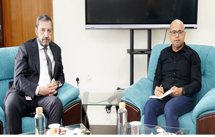 ডাক, টেলিযোগাযোগ ও তথ্য প্রযুক্তি মন্ত্রণালয়ের দায়িত্বপ্রাপ্ত প্রধান উপদেষ্টার বিশেষ সহকারী ফয়েজ আহমদ তৈয়্যবের সঙ্গে সচিবালয়ে তার অফিসকক্ষে সাক্ষাৎ করেন নবনিযুক্ত রবি আজিয়াটা পিএলসি এর প্রধান নির্বাহী কর্মকর্তা জিয়াদ শাতারা। ছবি: পিআইডি