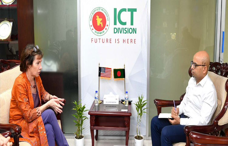 ডাক, টেলিযোগাযোগ ও তথ্যপ্রযুক্তি মন্ত্রণালয়ের দায়িত্বপ্রাপ্ত প্রধান উপদেষ্টার বিশেষ সহকারী ফয়েজ আহমদ তৈয়্যবের সঙ্গে আইসিটি ভবনে সাক্ষাৎ করেন বাংলাদেশে যুক্তরাষ্ট্র দূতাবাসের চার্জ দ্য অ্যাফেয়ার্স ট্রেসি অ্যান জ্যাকবসন। ছবি: পিআইডি