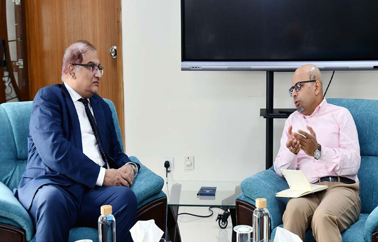 ডাক, টেলিযোগাযোগ ও তথ্যপ্রযুক্তি মন্ত্রণালয়ের দায়িত্বপ্রাপ্ত প্রধান উপদেষ্টার বিশেষ সহকারী ফয়েজ আহমদ তৈয়্যবের সঙ্গে সচিবালয়ে ডাক ও টেলিযোগাযোগ বিভাগে তার অফিসকক্ষে সাক্ষাৎ করেন বাংলাদেশে নিযুক্ত পাকিস্তানের হাইকমিশনার ইমরান হায়দার। ছবি: পিআইডি