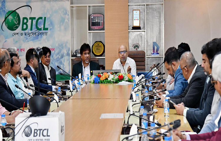 ঢাকায় টেলিযোগাযোগ ভবনের সভাকক্ষে বাংলাদেশ টেলিযোগাযোগ অধ্যাদেশ, ২০২৫ বিষয়ক অংশীজন সভায় প্রধান অতিথির বক্তৃতা করেন ডাক, টেলিযোগাযোগ ও তথ্যপ্রযুক্তি মন্ত্রণালয়ের দায়িত্বপ্রাপ্ত প্রধান উপদেষ্টার বিশেষ সহকারী ফয়েজ আহমদ তৈয়্যব। ছবি: পিআইডি