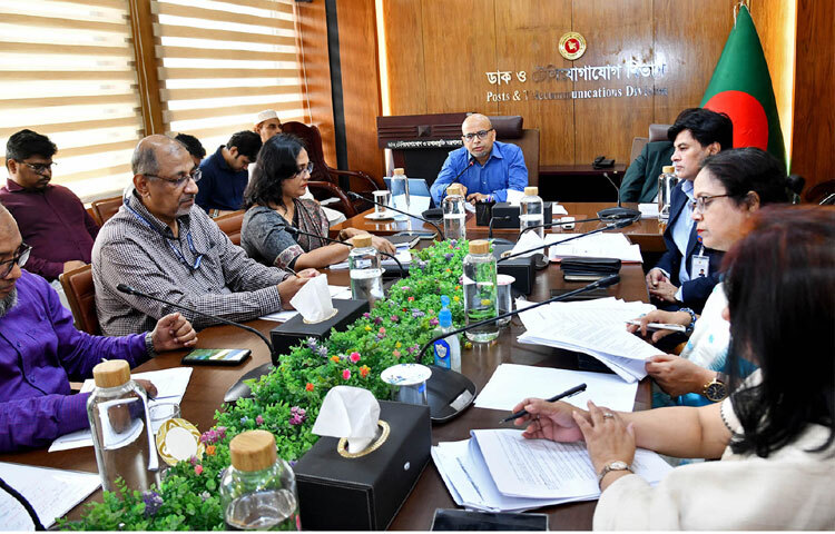 ঢাকায় ডাক ও টেলিযোগাযোগ বিভাগের সভাকক্ষে বাংলাদেশ টেলিযোগাযোগ (সংশোধন) অধ্যাদেশ ২০২৫-এর খসড়া চূড়ান্তকরণের লক্ষ্যে অনুষ্ঠিত আন্তঃমন্ত্রণালয় সভায় প্রধান অতিথির বক্তৃতা করেন প্রধান উপদেষ্টার বিশেষ সহকারী ফয়েজ আহমদ তৈয়্যব। ছবি: পিআইডি