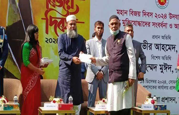 মহান বিজয় দিবসে ১৩৫ বীর মুক্তিযোদ্ধাকে সংবর্ধনা দিয়েছে ঢাকা জেলা প্রশাসন। প্রথমে ফুল দিয়ে আমন্ত্রণ এবং পরে প্রাইজমানি তুলে দিয়ে তাদের সম্মানিত করা হয়েছে।