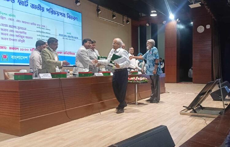 প্রধান নির্বাচন কমিশনার কাজী হাবিবুল আউয়াল ‘বীর মুক্তিযোদ্ধা’ খচিত স্মার্ট জাতীয় পরিচয়পত্র বিতরণ শুরু করেছেন। ছবি: মফিজুল সাদিক