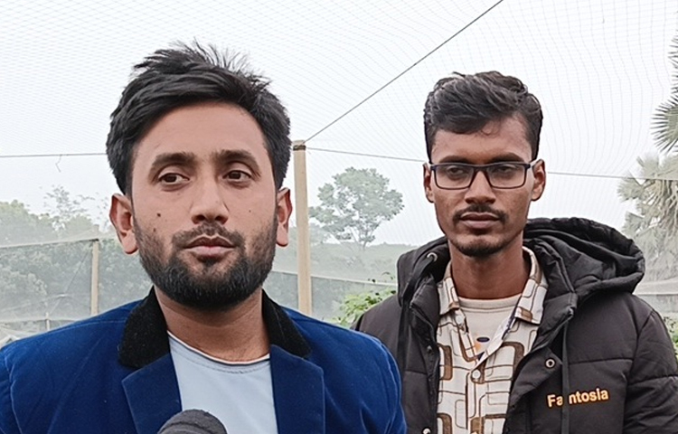 জানা যায়, প্রথমে নিজেদের ও অন্যের জমি লিজ নিয়ে ৫ বিঘা জমিতে বরই চাষ শুরু করেন তারা। তিন জাতের ৫০০ বরই চারা লাগিয়ে বাগান করেন। আর এসব চারা সংগ্রহ করেন যশোর থেকে। এতে খরচ হয় প্রায় সাড়ে ৪ লাখ টাকা। মাত্র ৯ মাসের মধ্যে বাগানের প্রতিটি গাছে প্রচুর বরই ধরে। প্রথম বছরই তারা লাভবান হন। ছবি: আয়শা সিদ্দিকা আকাশী