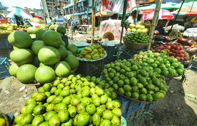 বর্তমানে কাওরানবাজারের ফলের দোকানগুলো তাল, জাম্বুরা, পেয়ারা, আমড়া, আনারস, মাল্টা, পেঁপে এবং আরও অনেক রকম ফল দিয়ে ভরা। এই বছর ভাইরাসজনিত রোগের প্রাদুর্ভাবের কারণে টক জাতীয় ফলের চাহিদা ব্যাপকভাবে বেড়ে গেছে।