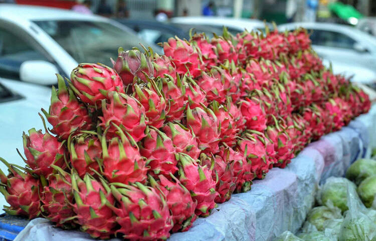 পুষ্টিগুণে ভরপুর এই মৌসুমি ফলগুলো। যেমন- আনারস পেটের সমস্যার সমাধান করে ও ত্বককে উজ্জ্বল রাখতে সাহায্য করে। জাম্বুরা সর্দি-কাশি ও ঠাণ্ডা জনিত সমস্যায় কার্যকরী ভূমিকা রাখে। পেয়ারা অন্ত্র পরিষ্কার করতে সাহায্য করে এবং ভিটামিন সি এর আধার হওয়ায় শরীরের রোগপ্রতিরোধ ক্ষমতা বাড়ায়।