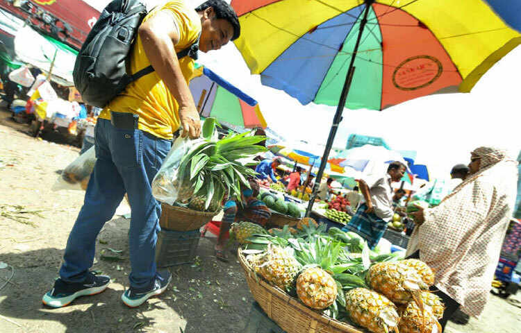 পেয়ারা বিক্রি হচ্ছে প্রতি কেজি ৬০ টাকায়।