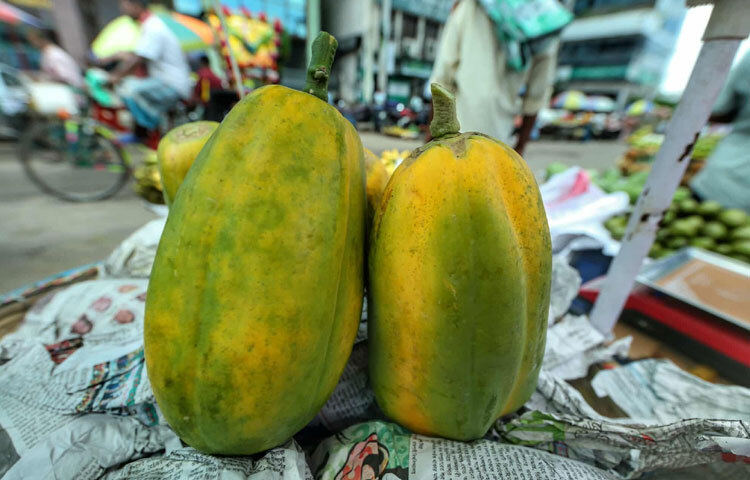 প্রতি কেজি আমড়া বিক্রি হচ্ছে ৪০ টাকা করে, আর ৫০-৬০টাকা কেজি দরে বিক্রি হচ্ছে পাকা পেঁপে।