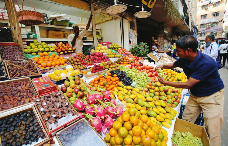 রমজানে ফলের চাহিদা বাড়ায় দেশ-বিদেশি অনেক রকমের ফল দিয়ে দোকান  সাজিয়েছে ব্যবসায়ীরা। ছবি: বিপ্লব দীক্ষিত