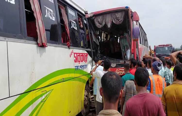 টঙ্গীতে দুই বাসের মুখোমুখি সংঘর্ষে চালকসহ অন্তত ২৫ জন আহত হয়েছেন। দুপুরে ঢাকা-ময়মনসিংহ মহাসড়কের টঙ্গীর চেরাগআলী এলাকায় এ দুর্ঘটনা ঘটে। ছবি: মো. আমিনুল ইসলাম