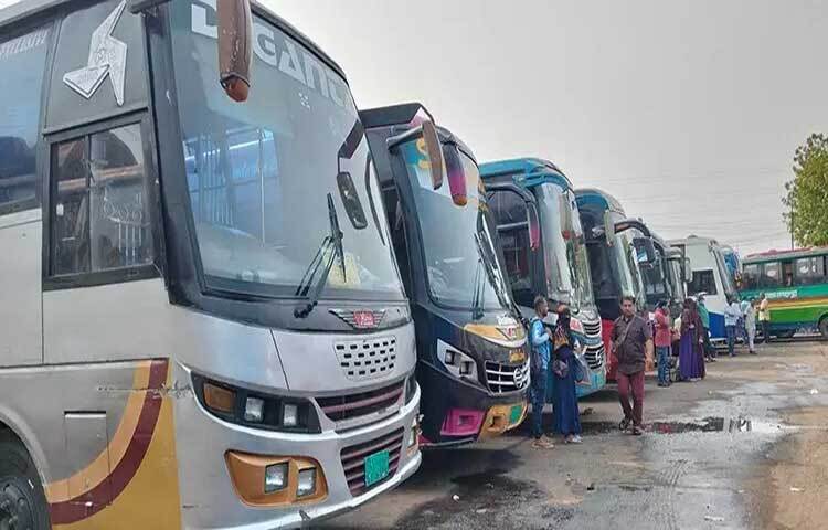 রাতারাতি পাল্টে গেছে রাজধানীর গাবতলী বাস টার্মিনালের চিত্র। গতকাল পর্যন্ত যেখানে ঈদে ঘরমুখো মানুষের চাপ ছিল সেখানে আজ অনেকটাই ফাঁকা। নেই যাত্রীদের কোলাহল কিংবা টিকিটের জন্য কাউন্টারের সামনে দীর্ঘ লাইন।