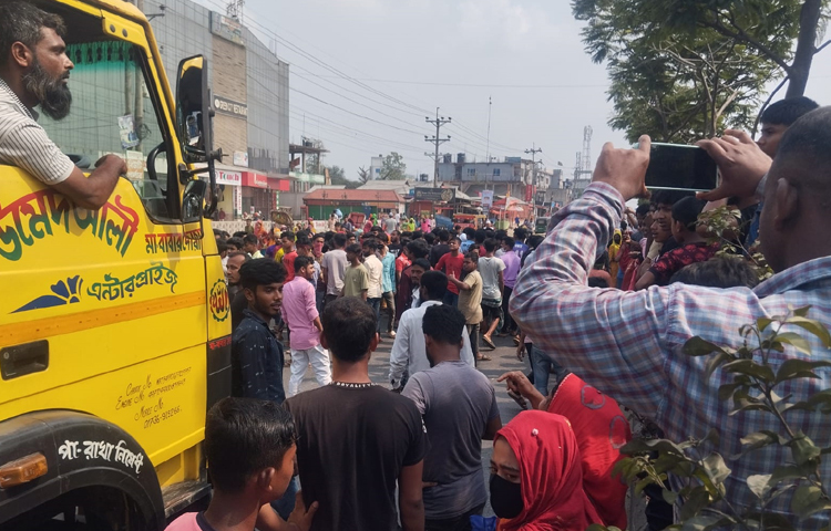 গাজীপুরের শ্রীপুরের জৈনাবাজার এলাকায় বেতনবৃদ্ধি ও ঈদে পূর্ণ বোনাসের দাবি জানিয়ে ঢাকা-ময়মনসিংহ মহাসড়ক অবরোধ করে বিক্ষোভ করেছেন শ্রমিকরা। ছবি: আমিনুল ইসলাম