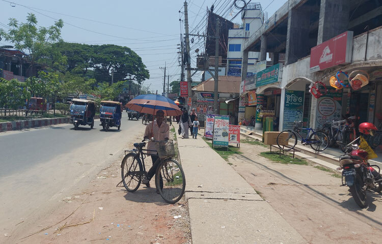 আবারও তীব্র তাপপ্রবাহ শুরু হয়েছে গাইবান্ধায়। আজ দুপুরে জেলায় সর্বোচ্চ তাপমাত্রা রেকর্ড করা হয়েছে ৩৮ ডিগ্রি সেলসিয়াস। ছবি: জাগো নিউজ