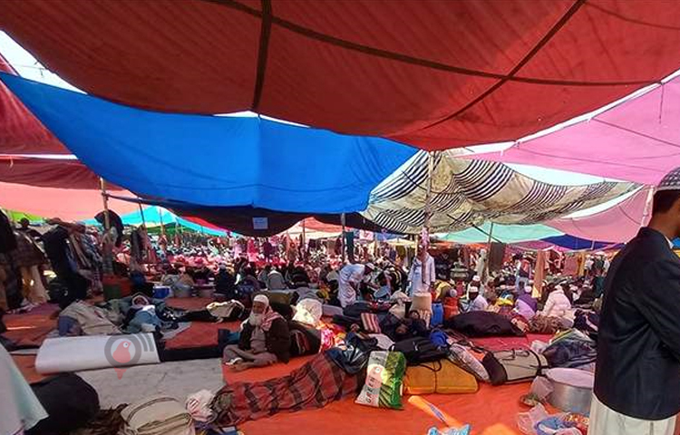 আজ গাইবান্ধার পলাশবাড়ী উপজেলার মাঠেরহাট এলাকায় ফজরের নামাজের পর আম বয়ানের মধ্য দিয়ে শুরু হয়েছে ইজতেমা। ছবি: শামীম সরকার শাহীন