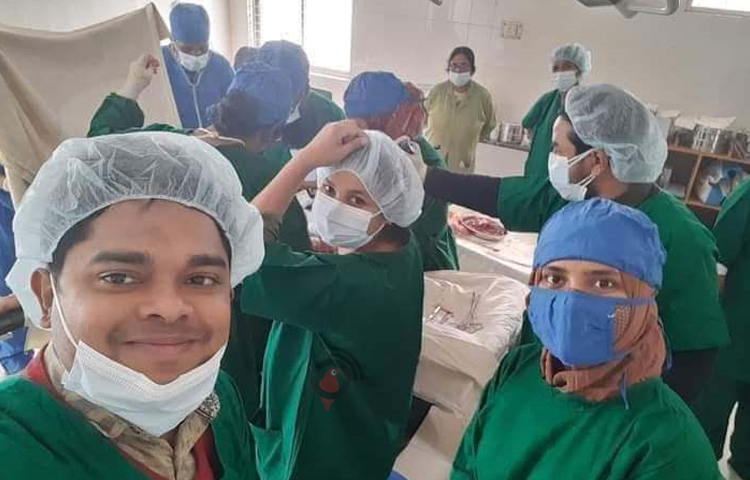 হাসপাতাল প্রতিষ্ঠার দীর্ঘ ৪১ বছর পর চালু হলো অপারেশন থিয়েটার। সিজারিয়ান অপারেশন মাধ্যমে এ সেবার দ্বার উন্মোচন হয়েছে। প্রথম দিনে মারুফা বেগম নামের এক প্রসূতির সিজার হয়। এতে কন্যা শিশু জন্মলাভ করেন। বর্তমানে নবজাতক ও প্রসূতি উভয়েই সুস্থ আছেন। ছবি: শামীম সরকার শাহীন
