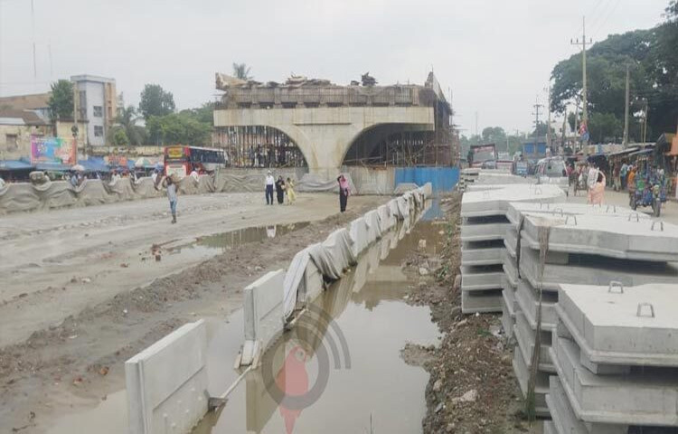 ঈদযাত্রা শুরুর আগেই সাভারের নবীনগর-চন্দ্রা ও আব্দুল্লাহপুর-বাইপাইল মহাসড়কে ভোগান্তি শুরু হয়েছে। কয়েক দিনের টানা বৃষ্টি ও এলিভেটেড এক্সপ্রেসওয়ে নির্মাণকাজ চলমান থাকায় সৃষ্ট গর্তের কারণে সড়ক দুটির কয়েকটি পয়েন্টে দেখা দিয়েছে যানজট। ছবি: মাহফুজুর রহমান নিপু