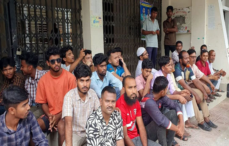 গাইবান্ধার গোবিন্দগঞ্জে প্রস্তাবিত রংপুর ইপিজেড বাস্তবায়ন ও অবৈধ দখলদারদের গ্রেফতারের দাবিতে উপজেলা পরিষদের সামনে অবস্থান নিয়েছে ছাত্র-জনতা। ছবি: আনোয়ার আল শামীম