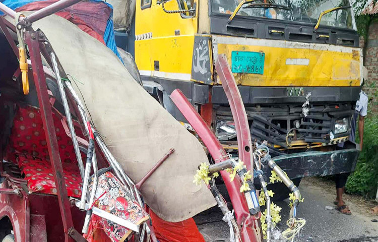 গাইবান্ধার গোবিন্দগঞ্জ-দিনাজপুর আঞ্চলিক সড়কে অটোরিকশার পেছনে ট্রাকের ধাক্কায় তিন যাত্রী নিহত হয়েছেন। এসময় আরও তিন যাত্রী আহত হন। ছবি: আনোয়ার আল শামীম