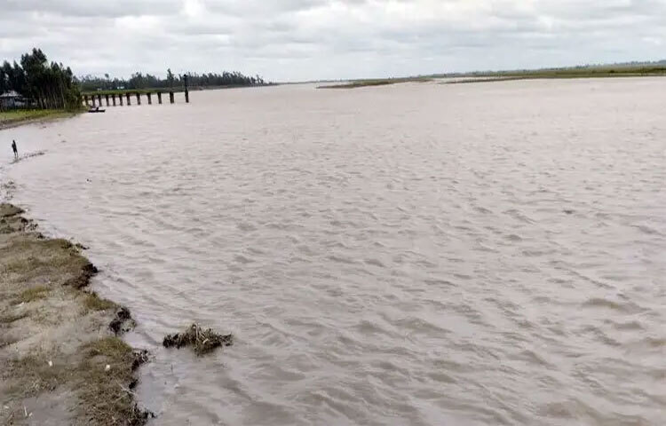 টানা বৃষ্টি ও উজানের ঢলে গাইবান্ধার সব নদীর পানি বাড়তে শুরু করেছে। ইতোমধ্যে তিস্তার পানি বিপৎসীমা অতিক্রম করেছে। ছবি: আনোয়ার আল শামীম