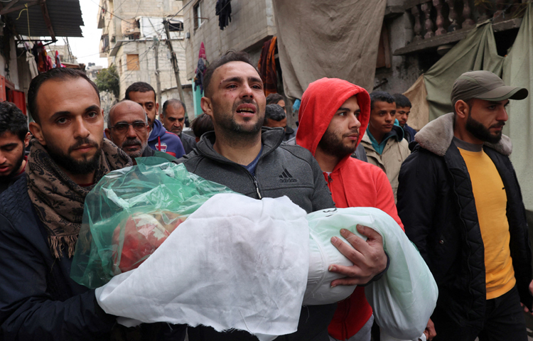 গাজার একটি মসজিদ এবং সেফ হোমে ইসরায়েলি বাহিনীর হামলায় ৩০ জন নিহত হয়েছে। ছবি: এএফপি