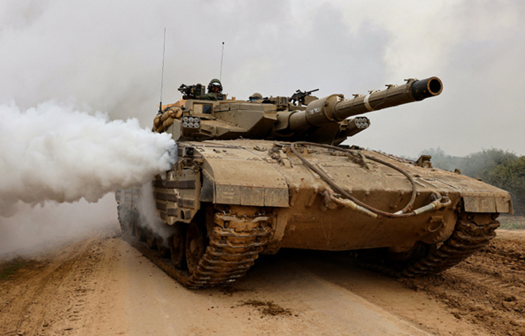 গাজা উপত্যকায় ইসরায়েলি বাহিনীর হামলায় নাফেজ আবদেল জাওয়াদ নামের এক সাংবাদিক এবং তার ছেলে নিহত হয়েছে। ছবি: এএফপি