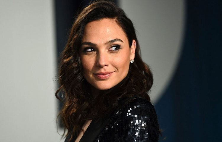 গ্যাল গ্যাদত: মিস ইসরায়েল খেতাব জয় থেকে শুরু করে সামরিক বাহিনীতে কাজ সবই গ্যাল গ্যাদতের জীবনের অংশ। তবে ‘ওয়ান্ডার ওম্যান’ চরিত্রই তাকে দিয়েছে বিশ্বখ্যাতি। শক্তিশালী অথচ কোমল উপস্থিতি, হাসি এবং আত্মবিশ্বাস তাকে করেছে লাখো মানুষের প্রিয়। বিতর্ক থাকলেও তার আকর্ষণ কমেনি একটুও।