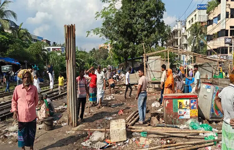 গাজীপুরে রেলওয়ের জমিতে অবৈধভাবে বসানো শতাধিক দোকান-ঘর উচ্ছেদ করেছে জেলা প্রশাসন, গাজীপুর সিটি করপোরেশন ও রেলওয়ে বিভাগের লোকজন। সকাল থেকে দুপুর পর্যন্ত এ উচ্ছেদ অভিযান পরিচালনা করা হয়। ছবি: মো. আমিনুল ইসলাম