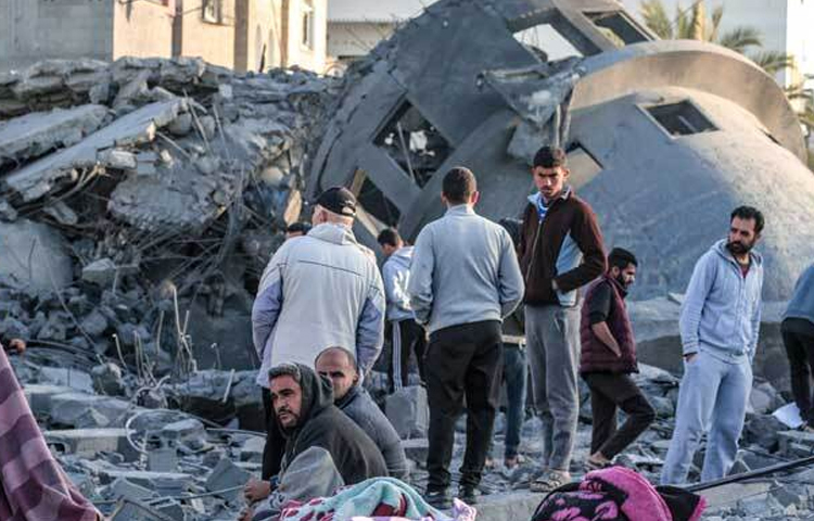 পাঁচ মাসের বেশি সময় ধরে ইসরায়েল ও হামাসের মধ্যে চলা যুদ্ধের ফলে ধ্বংসস্তূপে পরিণত হয়েছে পুরো গাজা। ইসরায়েলের হামলা থেকে বাদ পড়েনি ধর্মীয় স্থাপনাও। ফলে রমজান মাসেও নামাজের স্থান পাচ্ছেন না গাজাবাসী। ছবি: এএফপি